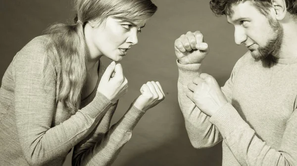 싸움에서 사람들입니다. 젊은 부부 말다툼. — 스톡 사진
