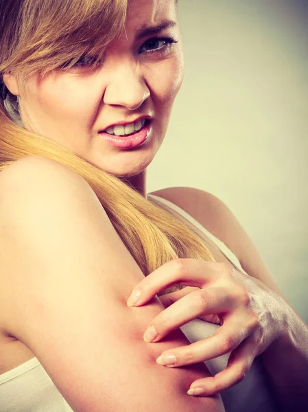 Woman scratching her itchy arm with allergy rash — Stock Photo, Image