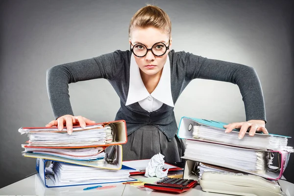 Angry furious young blonde businesswoman. — Stock Photo, Image