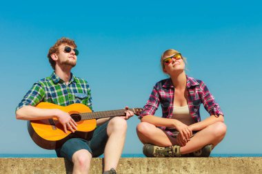 Genç adam onun kız arkadaşı açık gitar