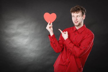 Kırmızı kalp aşık çocuk.