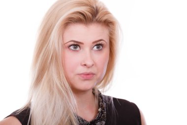 Ciddi bir yüz ifadesi ile sarışın kadın portresi