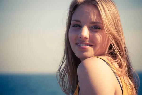 Schöne blonde Mädchen entspannen im Freien am Meer — Stockfoto