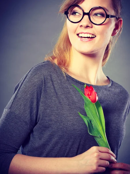 Sorridente signora fiuto fiore . — Foto Stock