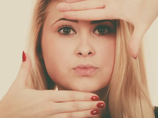 Портрет блондинки с руками лицом к лицу — стоковое фото
