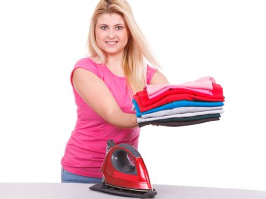 Katlanmış elbise Ütü sonra tutan kadın