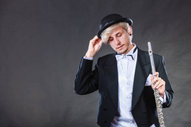 Zarif giyimli müzisyen flüt tutan