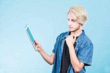 Tablet düşünme kullanarak trendy genç adam