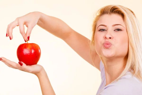 Vrouw met rode appel, gezond voedsel concept — Stockfoto
