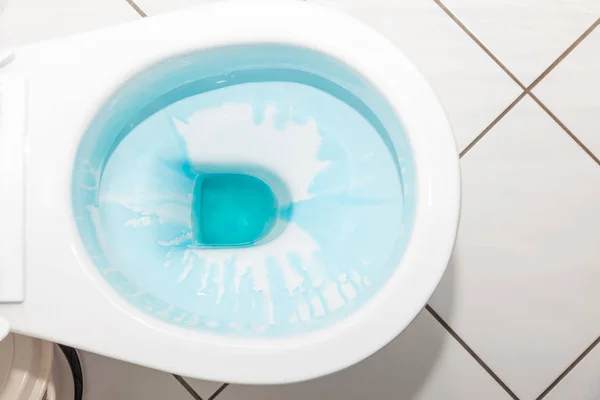 Witte wc-pot met blauwe wasmiddel — Stockfoto