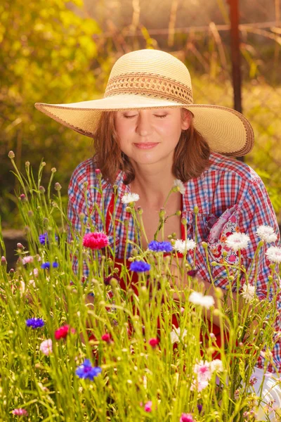 Wanita dewasa berkebun di halaman belakang rumahnya — Stok Foto