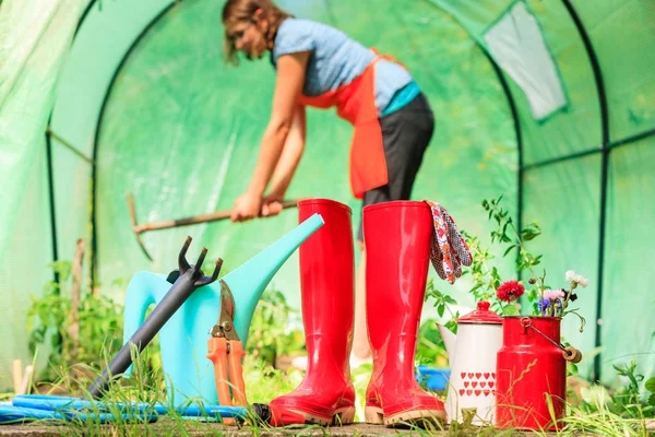 Жінка-фермер і садівництво інструменти в саду — стокове фото
