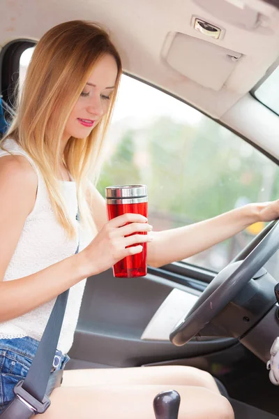Γυναίκα που πίνει καφέ κατά την οδήγηση αυτοκινήτου της — Φωτογραφία Αρχείου