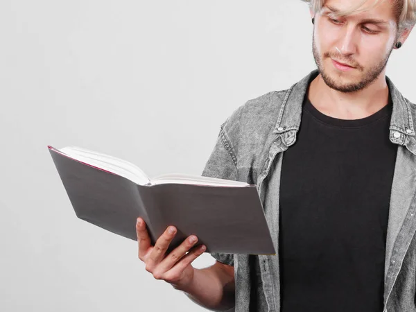Manlig student innehav läroböcker — Stockfoto