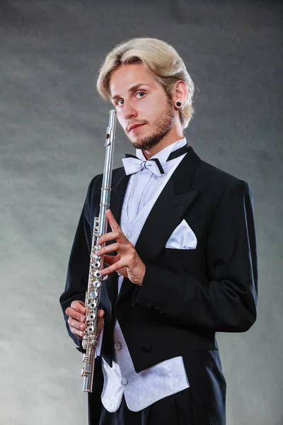 Elegantemente vestido músico segurando flauta — Fotografia de Stock