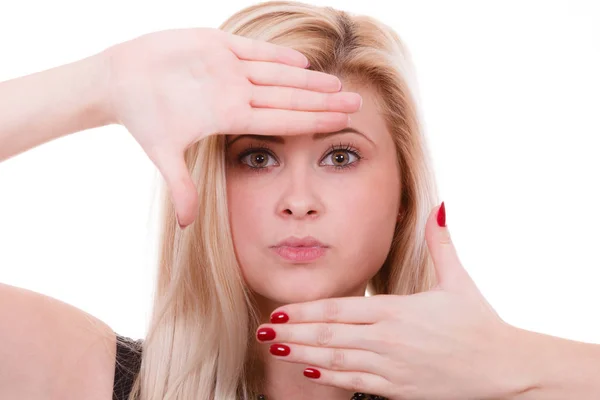 Retrato de mujer rubia con las manos cerca de la cara — Foto de Stock