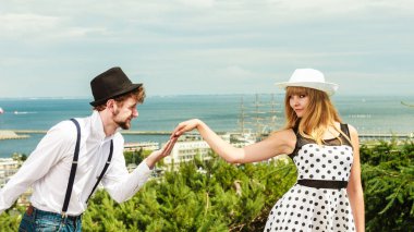 Retro tarzı çift flört açık sevgi dolu