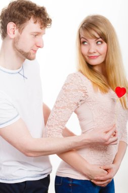 Kadın ona özür dilemeyi adama kızgın.