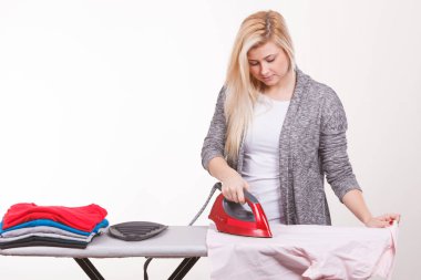 Mutlu kadın Ütü yapıyor