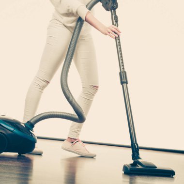 Kadın bacakları ve elektrikli süpürge