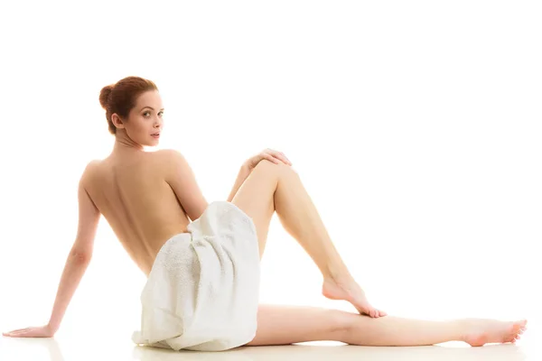 Сидящая голая женщина в белом полотенце — стоковое фото