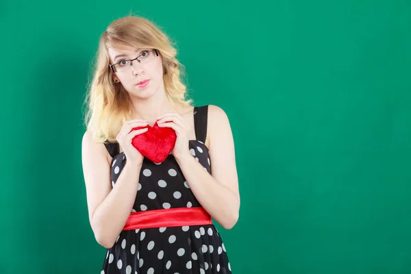 Mulher segurando símbolo de amor coração vermelho — Fotografia de Stock