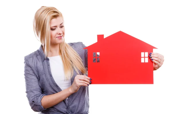 Mulher segurando símbolo de casa de papel vermelho — Fotografia de Stock