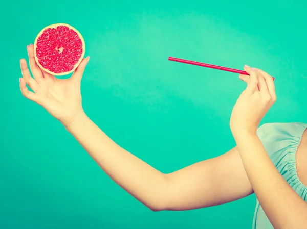 Vrouw drinken van SAP uit groenten, rode grapefruit — Stockfoto