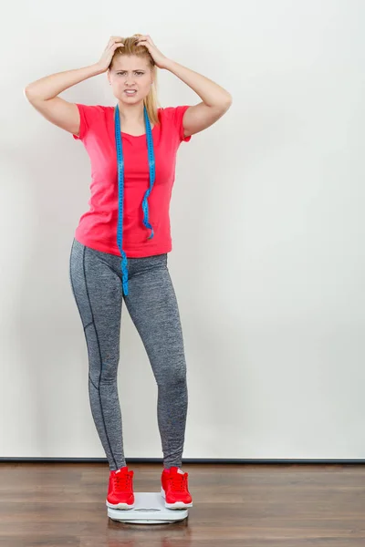 Frau trägt Sportbekleidung im Stehen an Gewichtsmaschine — Stockfoto