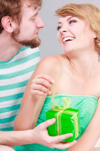 Young man giving woman gift box — Stock Photo, Image