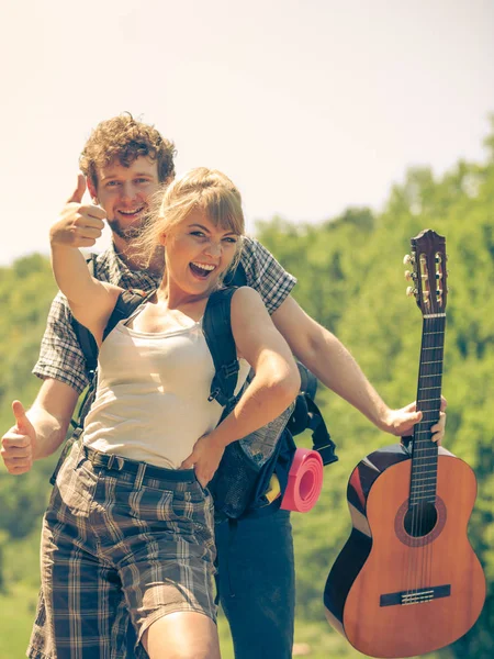 Glückliches Touristenpaar mit Gitarre im Freien — Stockfoto