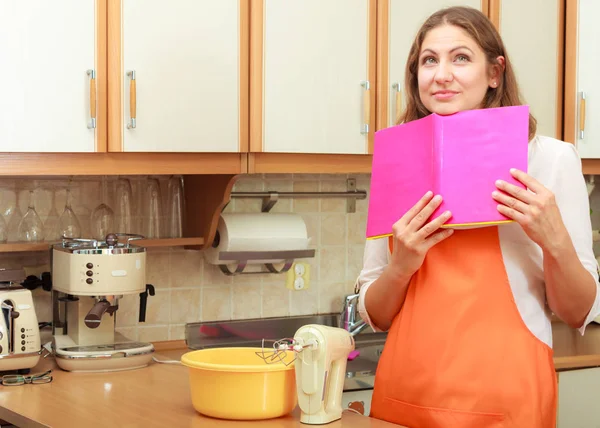 Домохозяйка с поваренной книгой на кухне . — стоковое фото