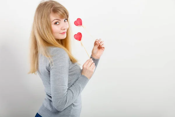 Chica encantadora jugando con corazones en palos . —  Fotos de Stock