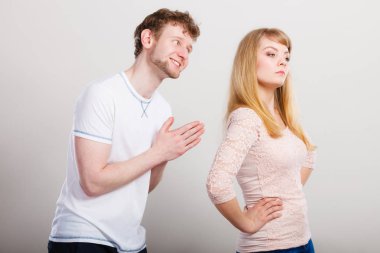 Kadın ona özür dilemeyi adama kızgın.