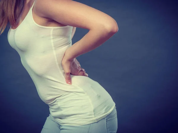 Mujer sufriendo de dolor de espalda —  Fotos de Stock