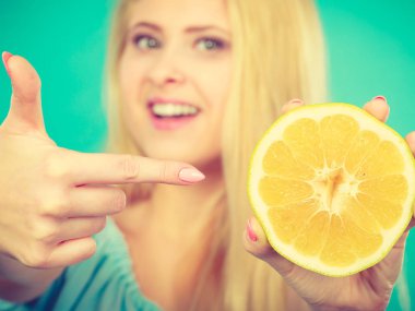 Greyfurt narenciye işaret eden kadın