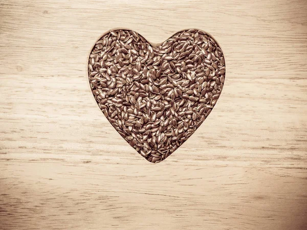 Льняные семена льняные в форме сердца — стоковое фото