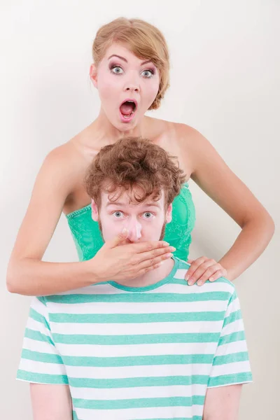 Sorprendido pareja de ojos anchos chica cubriendo la boca su hombre — Foto de Stock