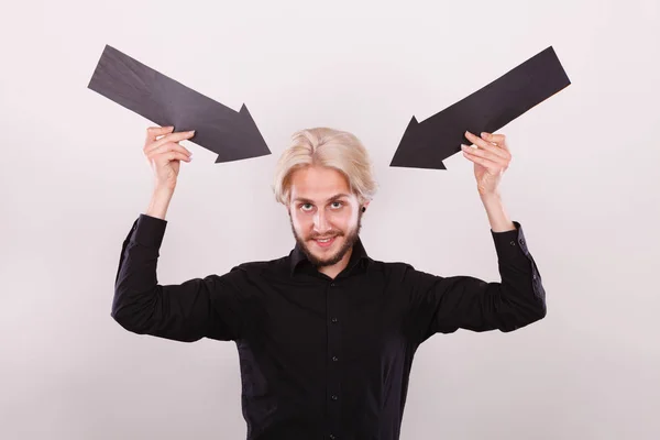 Mann hält zwei Pfeile in die gleiche Richtung — Stockfoto