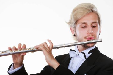 Purosuyla giyen erkek flütçü flüt çalış
