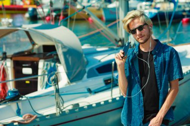 Müzik güneş gözlüklü sarışın adam