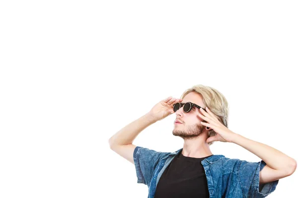 Man with sunglasses looking into space — Stock Photo, Image