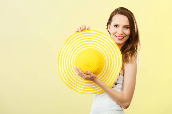 Femme en grand chapeau d'été jaune . — Photo