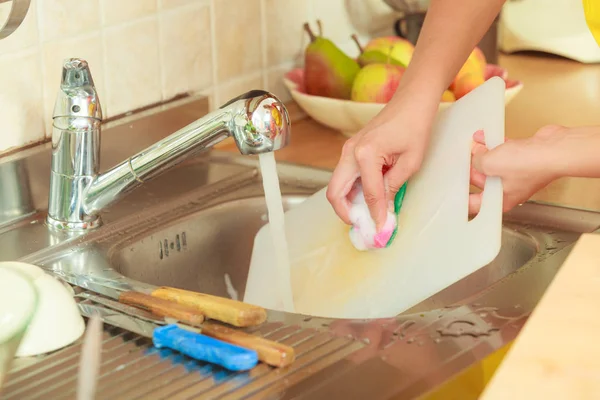 Woman doing the washing up in kitchen — Stock Photo, Image