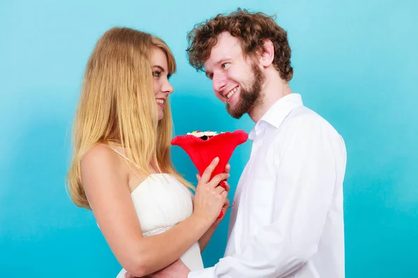 Pareja feliz con flores de caramelo. Amor. . — Foto de Stock