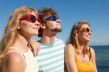 Grup arkadaşları erkek iki kız açık eğleniyor