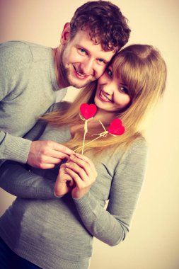 Güzel genç mavi kalpler olan küçük pare.