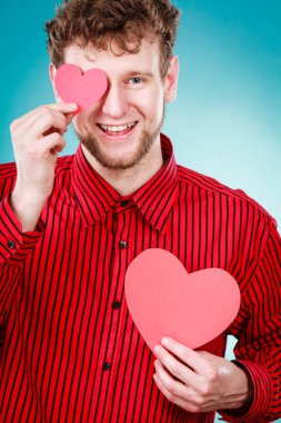 Kalpler tutan adam tezahürat.