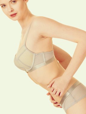 Çekici ince kadın iç çamaşırı eşleştirme gri