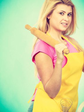 Oklava tutan önlük giyen kadın